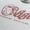 Hettegenser med OG-logo i burgunder