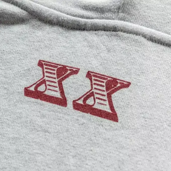 Hettegenser med OG-logo i burgunder