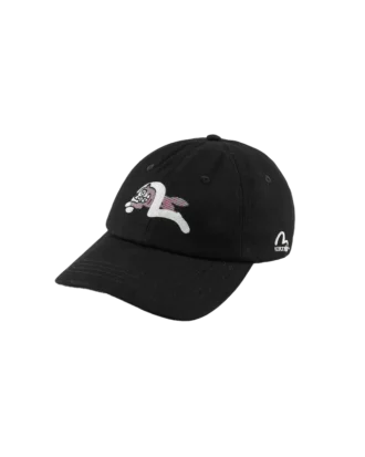 Logo med brodert måke.